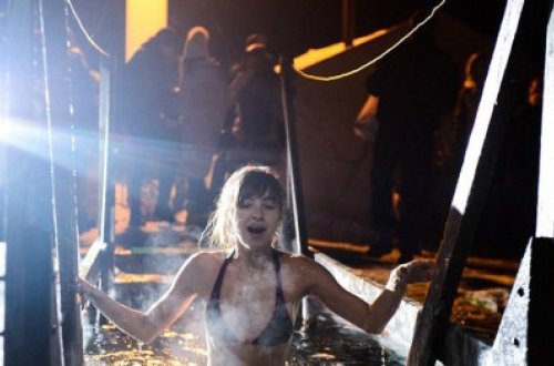 Avropalılar donur, ruslar isə buzlu suda çimirlər - FOTOLAR