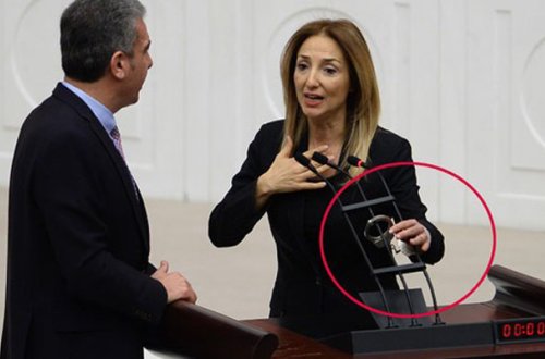 TBMM-də etiraz - Deputat özünü mikrofona qandalladı+ Video