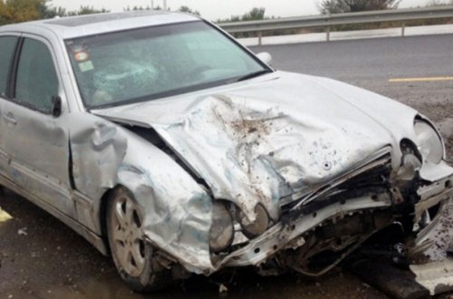 “Mercedes” aşdı - Sürücü yaralandı, xanımı isə öldü