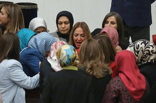  Qadın deputatlar saçyolduya çıxdı: Parlamentdəki davadan FOTOLAR
