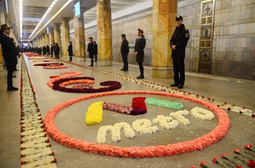 “20 Yanvar” metro stansiyası qərənfillərə büründü