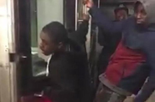 Metroda qorxulu anlar: minməyə yer tapmadılar, vaqondan sallandılar - VİDEO - FOTOLAR