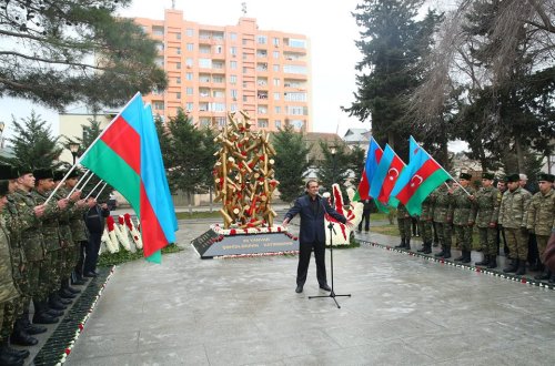 Binəqədi rayonunda “Güllə Yağışı” abidəsinin önündə 20 Yanvar şəhidlərinin xatirəsi anıldı