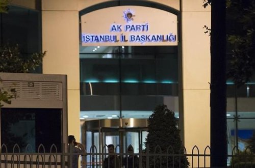 İstanbulda AKP-nın binası qumbaraatandan atəşə tutulub