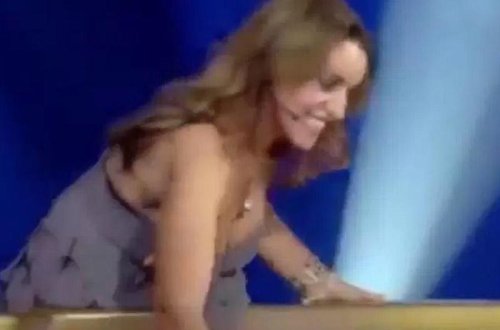 Açıq libası iştirakçını pis vəziyyətdə qoydu - VİDEO