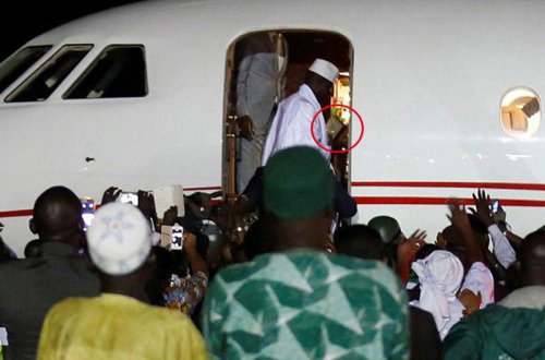 Keçmiş diktatordan ŞOK ADDIM - Əlində Quran, amma təyyarəsində... - FOTOLAR