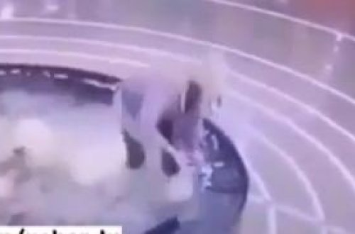 Başı telefona qarışdı, biabır oldu - VİDEO