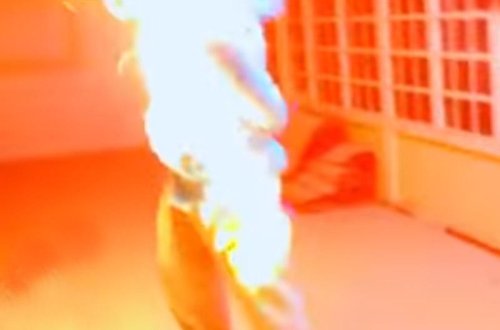 Aparıcı qonağını canlı yayımda yandırdı - VİDEO