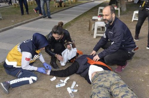 Məhkəmə binası yaxınlığında qarşıdurma: Polis havaya atəş açdı - FOTOLAR