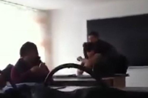 Məktəbdə BU DA OLDU: Şagirdlər qadın müəllimi... - VİDEO