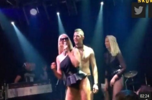 Xanım müğənnidən səhnədə SEKSUAL HƏRƏKƏT: Oğlan fanatını soyundurdu və... - VİDEO (18+)