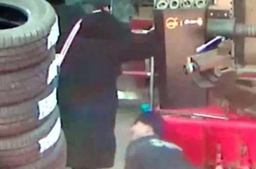 Avtomobil ustası gənc qadını baldırından dişlədi - Polisə ifadəsi ŞOK ETDİ - VİDEO