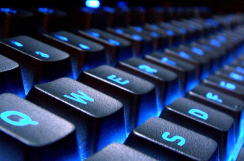 1 saniyəyə məqalə yazan jurnalist