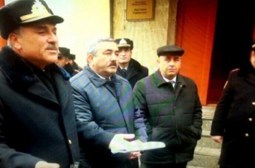 Bakıda OLAY: Məmur öz oğlunun vəsiqəsini əlindən aldı - VİDEO