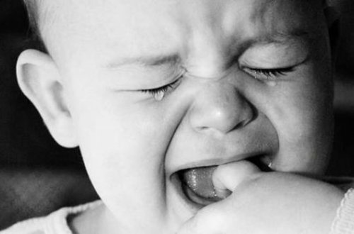 ​Dəhşətli kadrlar: Müsəlman körpənin ətini kəlbətinlə qoparıb...-VİDEO