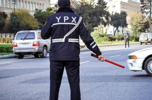 YOL POLİSİNDƏ DAHA BİR RƏZALƏT: SÜRÜCÜNÜN ŞƏXSİYYƏT VƏSİQƏSİNİ BELƏ TAPDALADI