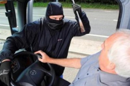 Sürücüyə hücum edib, paltarlarını soyundurdular