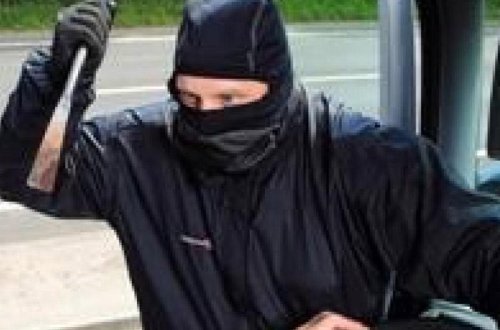 Lerikdə sürücüyə hücum edib paltarlarını soyundurdular - YENİLƏNİB