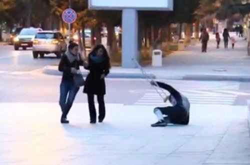 Bakıda yıxılan əlilə insanların reaksiyası - VİDEO