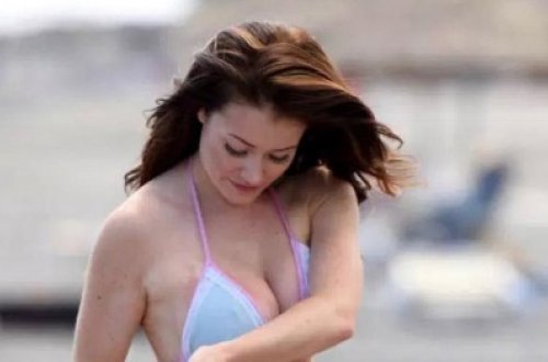 Bikinisini dəyişərkən kameralara düşdü - FOTO