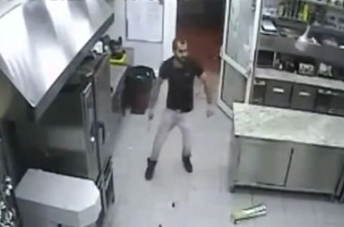 Bakıda ŞOK! Məmur oğlu ofisiantı belə bıçaqladı +18 VİDEO