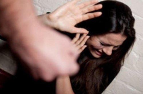 Bakıda hər gün döyülən gənc qadın bıçağı ərinin ürəyinə sapladı