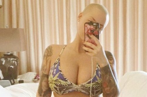 Məşhur model oteldə soyundu, fotolarını paylaşdı - FOTO