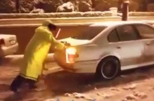 Yol polislərindən fədəkarlıq: maşınları itələdilər, piyadalara kömək etdilər (VİDEO)