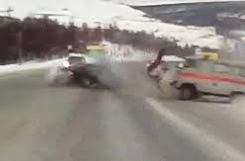 Dəhşətli qəza: hamilə qadın təcili yardımdan yerə yıxıldı - VİDEO