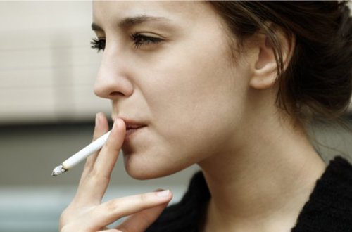 Siqaret çəkən qadınların statistikası açıqlandı