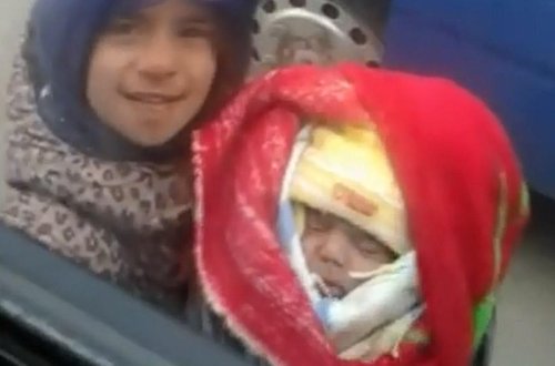 Bakıda ürəksızladan mənzərə - Uşaq qucağında südəmər körpə ilə diləndirilir - VİDEO