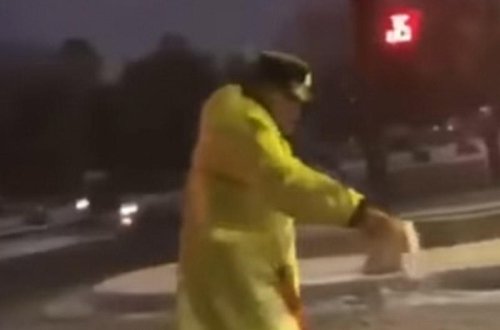 Bakıda yola xörək duzu səpən polis: 