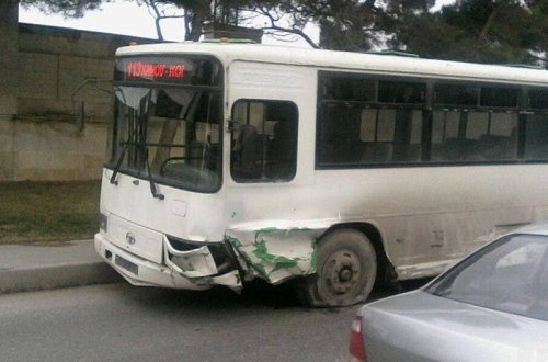 Bakıda sərnişin avtobusu minik avtomobili ilə toqquşdu - FOTOLAR