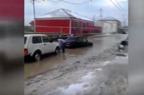 Yağan qardan sonra yolları su basdı: Avtomobillər yolda qaldı – VİDEO