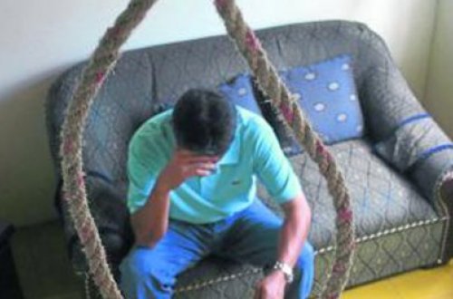 56 yaşlı kişi evində asılmış vəziyyətdə tapıldı