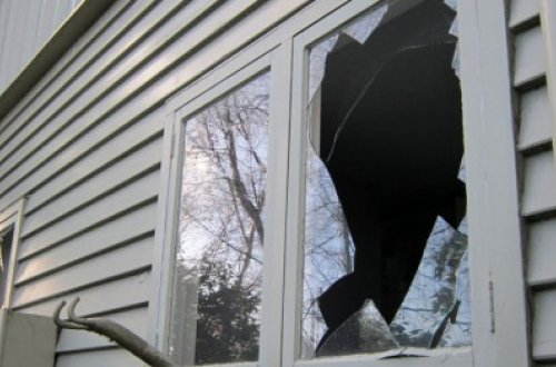 Bakıda qadın banka hücum etdi - ŞÜŞƏLƏRİ SINDIRDI