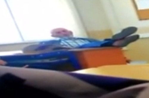 Müəllim dərsdə ədəbsiz formada oturdu, şagirdləri videoya çəkib yaydılar - VİDEO