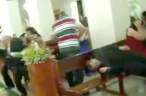 Braziliya kilsəsində toya gələn qonaq ailəni güllələdi – VİDEO