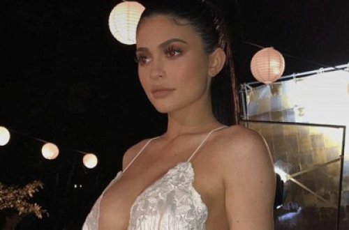 Kayli restorana sinəsi açıq getdi - FOTO