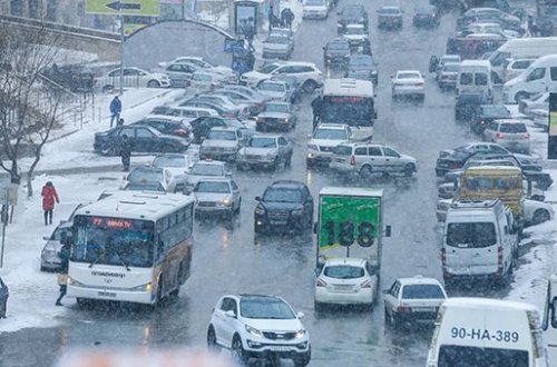 Qarlı havada baş verən qəzaların sayı açıqlandı