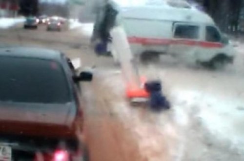 Təcili tibbi yardım maşını buzlu yolda aşdı və ... - ÜRƏYİ ZƏİF OLANLAR BAXMASIN! - VİDEO