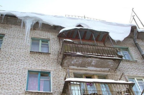 Bakıda keçmiş polis əməkdaşı buz bağlamış eyvandan yıxılıb