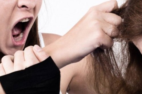 Metroda dava düşdü: qadın qadını dişlədi