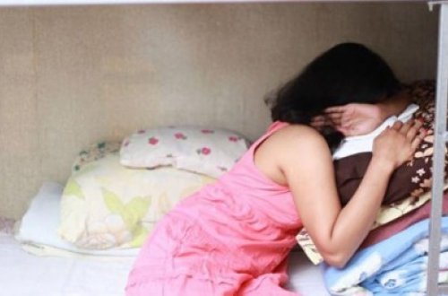 14 yaşlı qızı qoşulub qaçdığı oğlanın ailəsi küçəyə atdı - Hamilədir