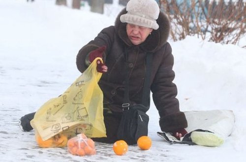Bakıda qarda sürüşüb yıxılanlar – VİDEO