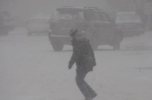 Buzlu yolda yıxılıb öldü - Bakıda faciə