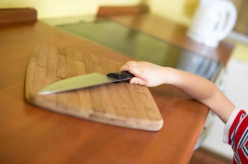 Bakıda 3 yaşlı uşaq anasını bıçaqladı