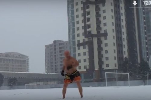 Bakıda yarıçılpaq federasiya prezidenti qarın üzərində məşq etdi (VİDEO)