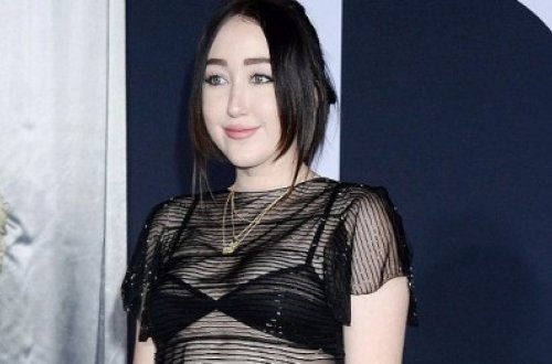 Elə geyindi ki, bütün alt paltarları göründü - fotolar