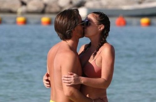 Hər kəsin gözü qabağında öpüşdülər - fotolar